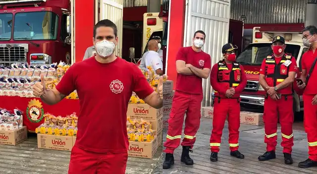 Paco Bazán muestra su lado solidario con sus colegas de rojo.