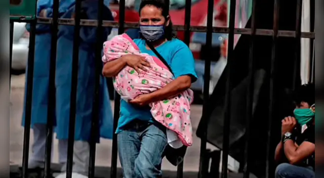 La joven madre se arrepintió de entregar a su hija en el último momento. La joven madre se arrepintió de entregar a su hija en el último momento.