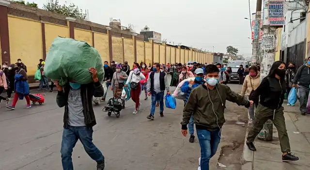 Comerciantes exigen que se vuelva aperturar el comercio.