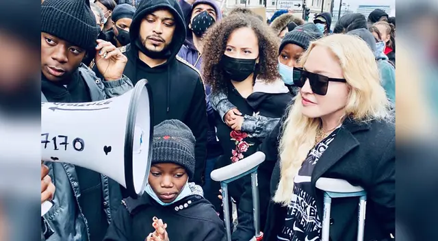 Seguidores criticaron a Reina del Por por no guardar distancia social ni usar mascarilla.