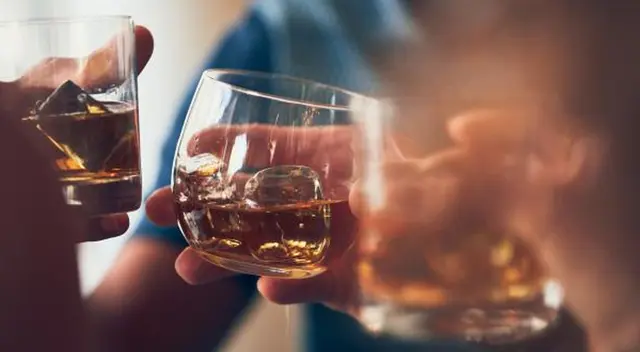 Dentro del local se decomisaron bebidas alcohólicas y cajas de cerveza. Dentro del local se decomisaron bebidas alcohólicas y cajas de cerveza.