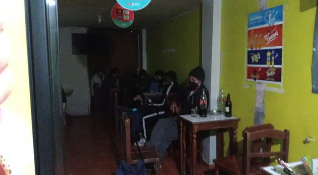 Dentro del local se decomisaron bebidas alcohólicas y cajas de cerveza. Dentro del local se decomisaron bebidas alcohólicas y cajas de cerveza.