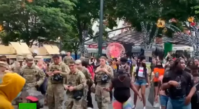 La Guardia Nacional y manifestantes juntos por George Floyd.