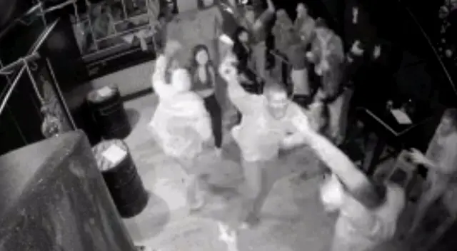 Jóvenes neozelandeces festejaron porque se acabó el confinamiento. Jóvenes neozelandeces festejaron porque se acabó el confinamiento.