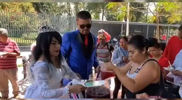 La pareja compartió el banquete con la ayuda de amigos y familiares.