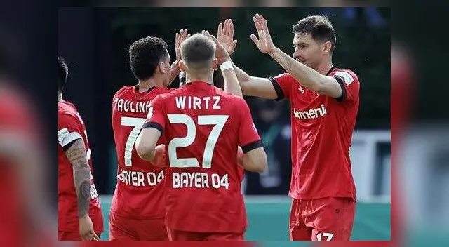El argentino Lucas Alario celebra su tantos con sus compañeros El argentino Lucas Alario celebra su tantos con sus compañeros