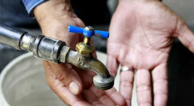 Ellos no dejarán salir ni pasar ningún vehículo de la institución hasta que se resuelvan sus problemas. Ellos no dejarán salir ni pasar ningún vehículo de la institución hasta que se resuelvan sus problemas.