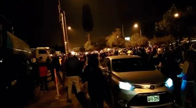 Ellos no dejarán salir ni pasar ningún vehículo de la institución hasta que se resuelvan sus problemas. Ellos no dejarán salir ni pasar ningún vehículo de la institución hasta que se resuelvan sus problemas.