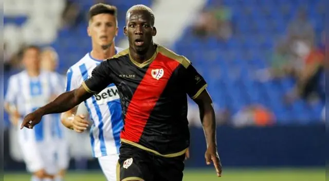 Luis Advíncula será el primer peruano en volver a jugar en plena pandemia.