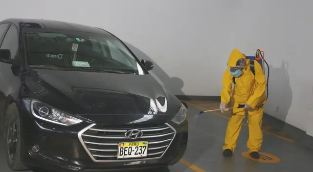 Los conductores sólo podrán llevar a dos personas dentro de sus vehículos.