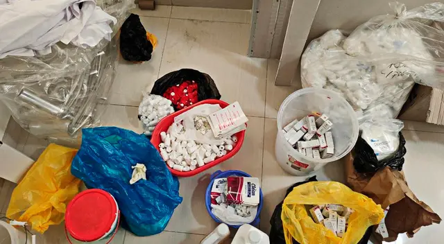 Se encontró a dos personas que poseían los implementos para fabricar esta medicina, alcohol y demás artefactos que han sido incautados por los agentes de la PNP. Se encontró a dos personas que poseían los implementos para fabricar esta medicina, alcohol y demás artefactos que han sido incautados por los agentes de la PNP.