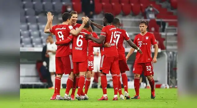 Los jugadores del Bayern felicitan a Lewandowski