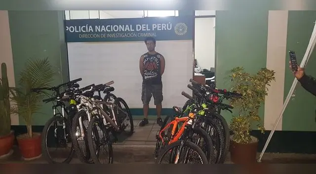 Las bicicletas estaban guardadas en un departamento. Las bicicletas estaban guardadas en un departamento.