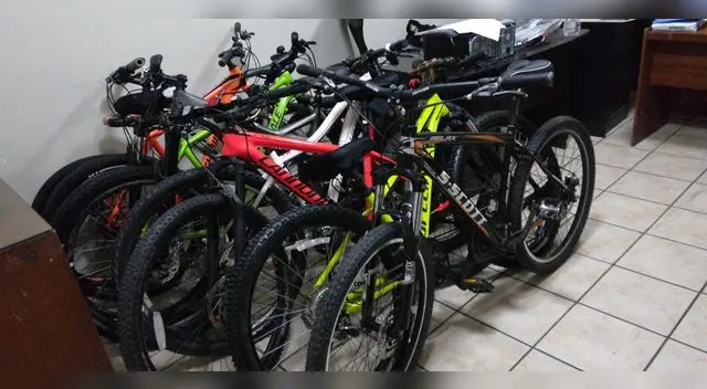 Las bicicletas estaban guardadas en un departamento. Las bicicletas estaban guardadas en un departamento.