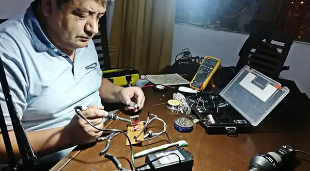 Humberto Ortíz creó ventilador solo con materiales que tenía en su vivienda. Humberto Ortíz creó ventilador solo con materiales que tenía en su vivienda.