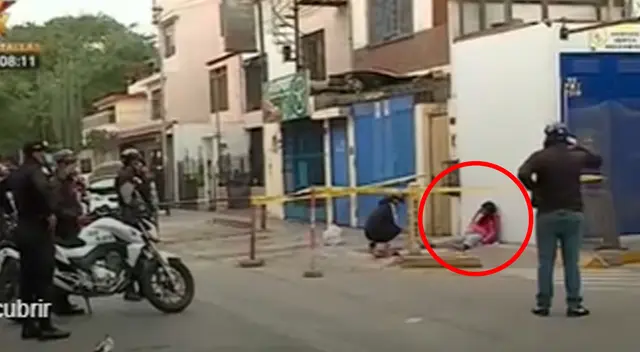 Mujer se desvanece en plena vía pública y no recibe atención médica. Mujer se desvanece en plena vía pública y no recibe atención médica.