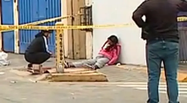 Mujer se desvanece en plena vía pública y no recibe atención médica. Mujer se desvanece en plena vía pública y no recibe atención médica.