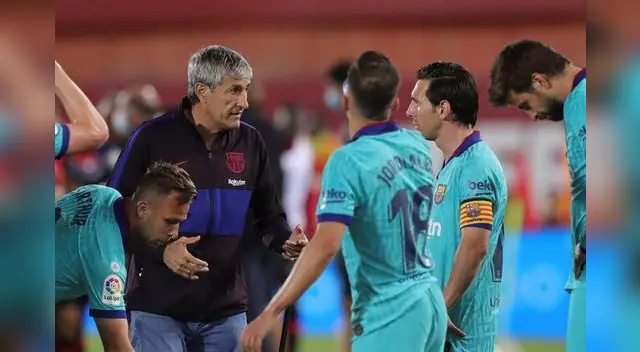 Quique Setién charla con Messi en el entretiempo