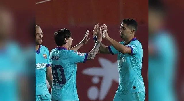 Messi festeja su gol con Suárez