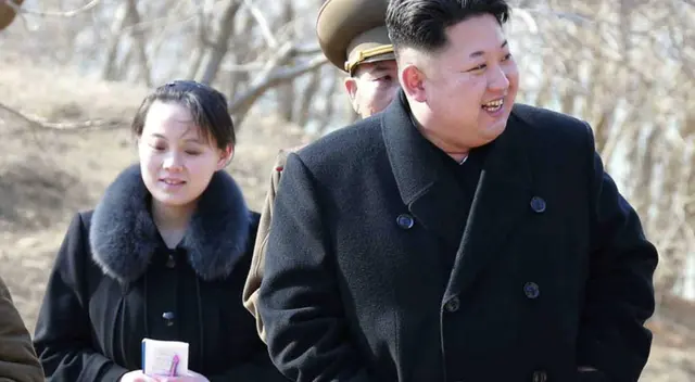 El líder norcoreano, Kim Jong-un, junto a su hermana, Kim Yo-jong.