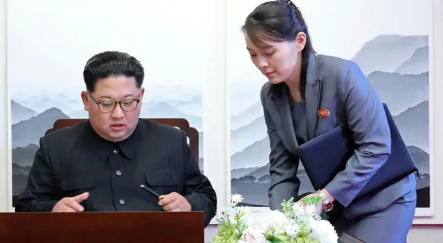 El líder norcoreano, Kim Jong-un, junto a su hermana, Kim Yo-jong.