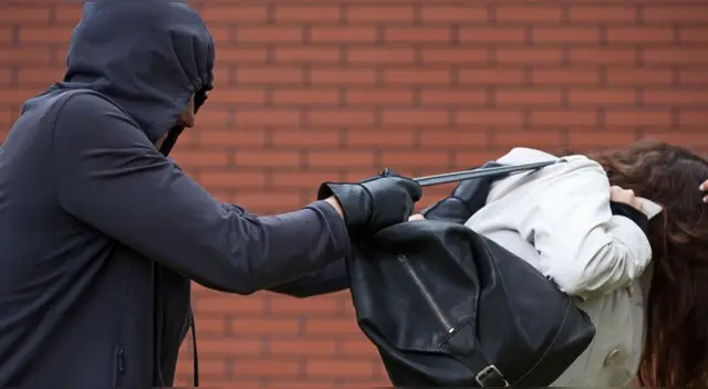 El delincuente huyó junto a sus cómplices en una moto sin ser identificados.