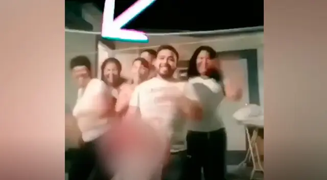 Mamá de México se roba el show en coreografía familiar en TikTok. Mamá de México se roba el show en coreografía familiar en TikTok.
