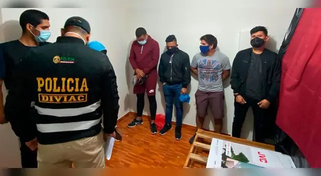 Habían acondicionado cuartos oscuros en el local.