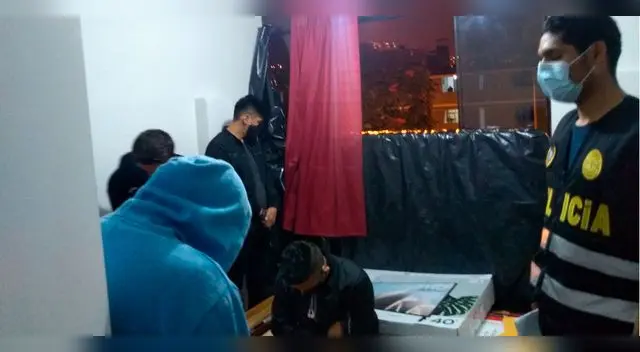 Habían acondicionado cuartos oscuros en el local.