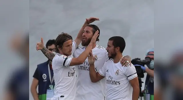 Sergio Ramos celebra su tanto con Modric y Hazard