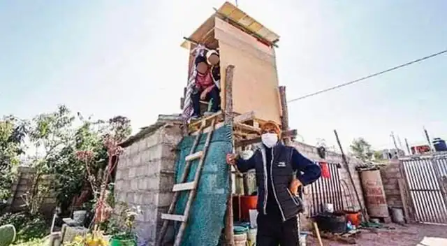 El menor sube todos los días con una pequeña escalera y desarrolla sus actividades escolares durante dos horas o más.