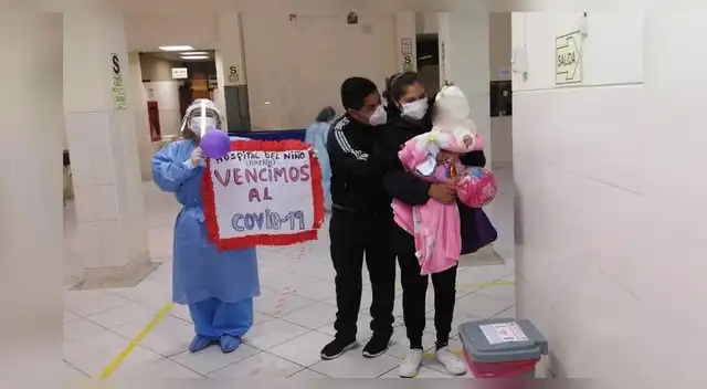 Las pequeñas fueron recibidas entre gritos y aplausos tras abandonar el hospital.