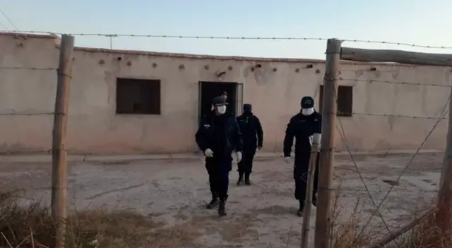 Las autoridades trasladaron a las ancianas a un hospital. Las autoridades trasladaron a las ancianas a un hospital.