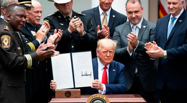 Donald Trump prohíbe llaves de estrangulamiento durante los arrestos Donald Trump prohíbe llaves de estrangulamiento durante los arrestos