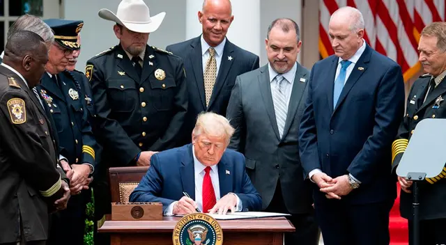 Donald Trump prohíbe llaves de estrangulamiento durante los arrestos Donald Trump prohíbe llaves de estrangulamiento durante los arrestos