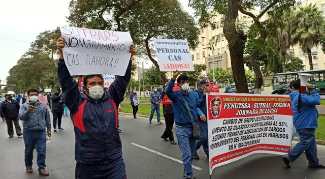 Trabajadores de Salud protestas a las afueras del Minsa.