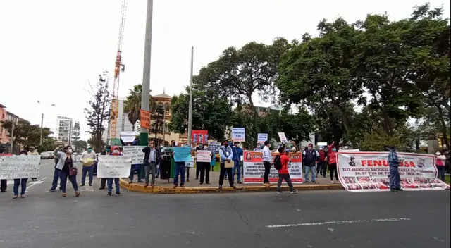 Trabajadores de Salud protestas a las afueras del Minsa.