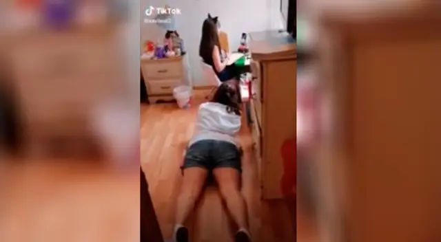 Mamá se tira al suelo para enviar las respuestas a su hija durante exposición.