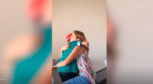 Una mamá consuela a su pequeño hijo que se queja de clases virtuales.