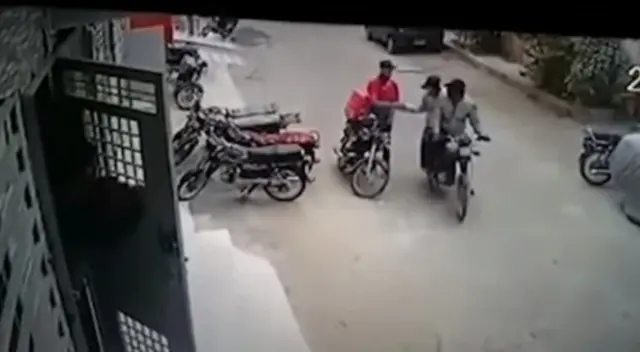 Los ladrones se conmovieron al ver llorar a su víctima. Los ladrones se conmovieron al ver llorar a su víctima.