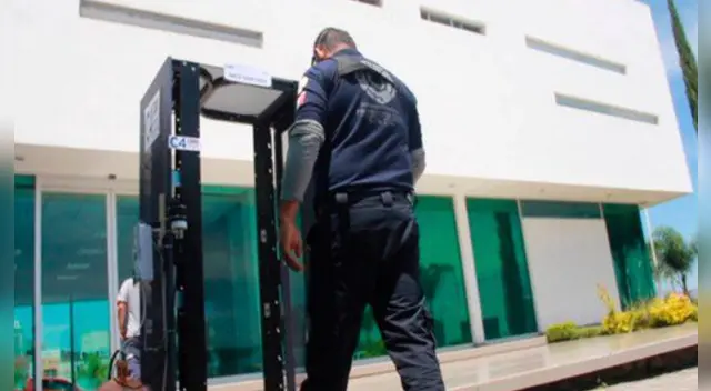 El centro fue denunciado ante la Procuraduría de los Derechos Humanos del Estado de Guanajuato y el Ministerio Público por obligar a sus trabajadores a laborar con síntomas de COVID-19. El centro fue denunciado ante la Procuraduría de los Derechos Humanos del Estado de Guanajuato y el Ministerio Público por obligar a sus trabajadores a laborar con síntomas de COVID-19.