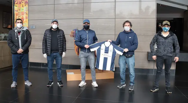 Mario Salas y su comando técnico arribaron a Lima al promediar las 8:00 a.m. de este jueves. | Foto: Alianza Lima Mario Salas y su comando técnico arribaron a Lima al promediar las 8:00 a.m. de este jueves. | Foto: Alianza Lima
