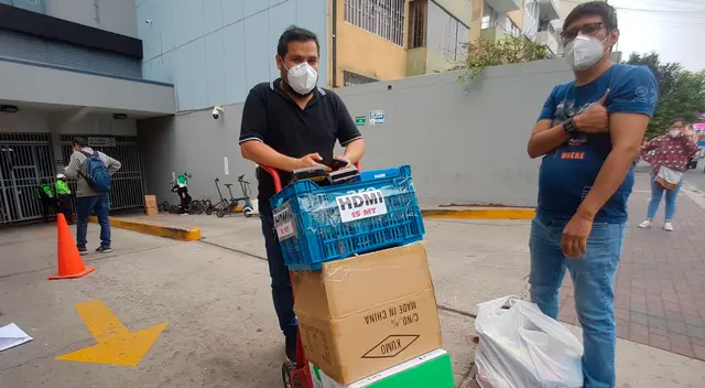 Arrendatarios señalan que se siente obligados a vender sus cosas por Internet al no tener dinero para pagar sus tiendas. Arrendatarios señalan que se siente obligados a vender sus cosas por Internet al no tener dinero para pagar sus tiendas.