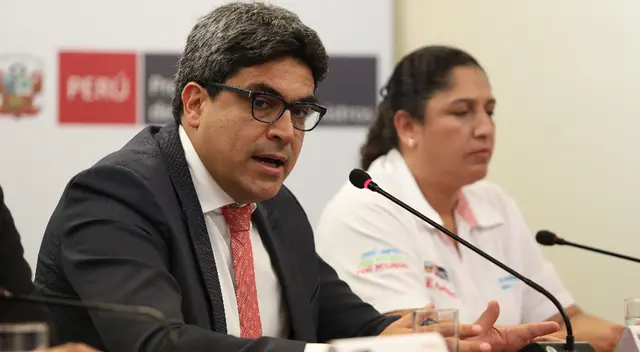 Ministro de Educación, Martín Benavides, le respondió a congresista Cecilia García. Ministro de Educación, Martín Benavides, le respondió a congresista Cecilia García.