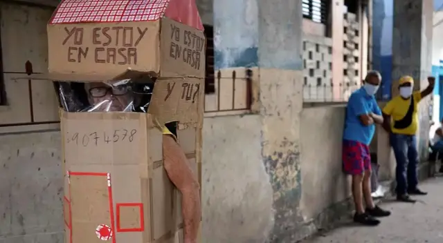 La abuelita recorre las calles de Cuba con su caja móvil.