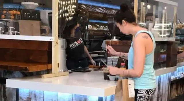 La iracunda mujer no soportó el reclamó de la cajera. La iracunda mujer no soportó el reclamó de la cajera.