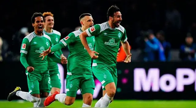 Claudio Pizarro espera su momento en el banco de suplentes.