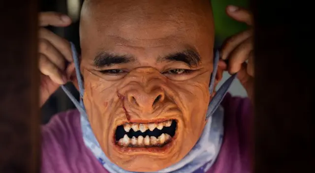 El artista filipino ha logrado sacar a su familia adelante gracias a las mascarillas de terror.