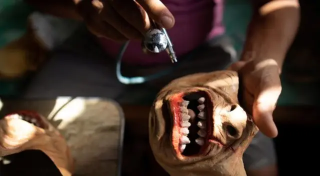 El artista filipino ha logrado sacar a su familia adelante gracias a las mascarillas de terror.