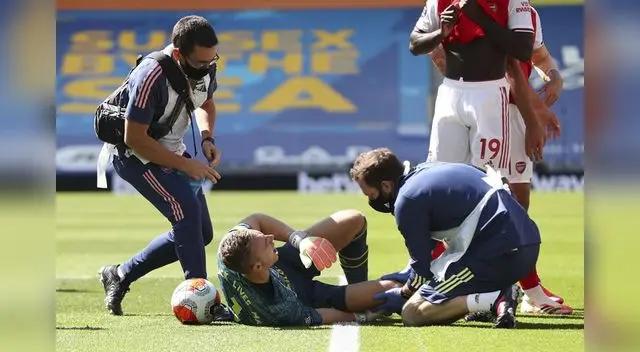 Preciso instante en que el portero recibe atención médica Preciso instante en que el portero recibe atención médica